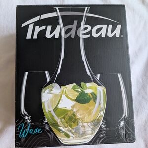BNIB Trudeau Wave Water Set